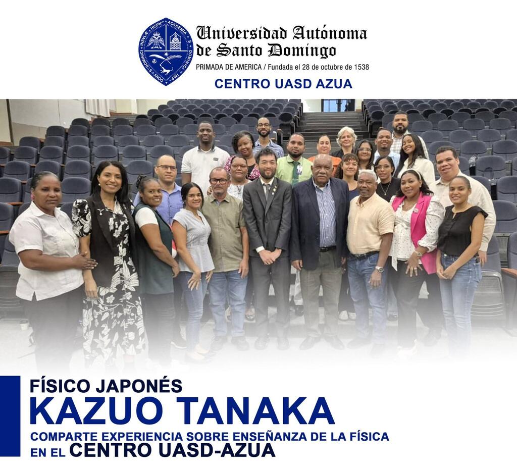 Arte oficial del Centro UASD-Azua con el logo de la Universidad Autónoma de Santo Domingo en la parte superior y, al pie, el rótulo «Físico japonés Kazuo Tanaka comparte experiencia sobre enseñanza de la física en el Centro UASD-Azua». Al centro, foto grupal del conversatorio en el auditorio del centro: unos veinticinco participantes, entre docentes, maestrantes y estudiantes, posan de pie entre las butacas; el Dr. Kazuo Tanaka aparece al centro de traje oscuro y corbata, junto al Dr. Francisco Ramírez, director del Centro UASD-Azua, de chaqueta azul.